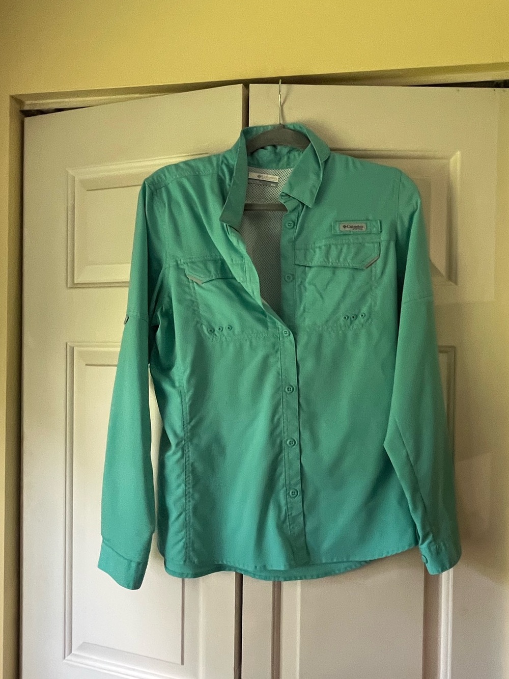 Columbia women’s PFG shirt size medium.